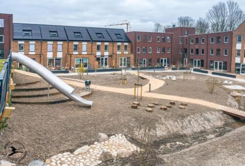 Natuurinclusieve binnentuin met regenwateroverflow in een wadi