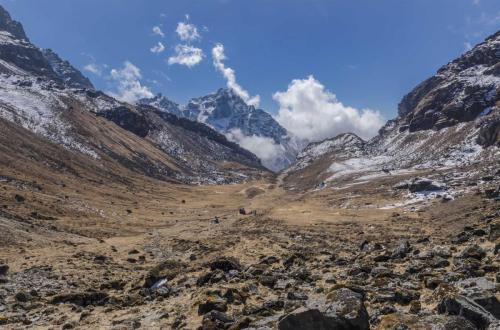 Shutterstock-Nepal, Plane-below-Thangla-Bhanjyang-pass