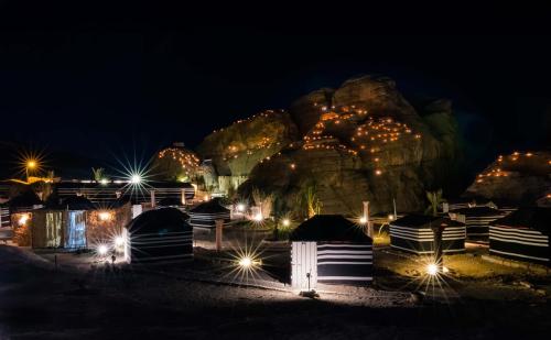 Shutterstock-Jordanie, Seven-wonders-bedouin-camp-near-Little-Petra