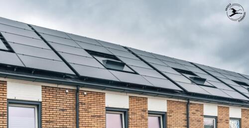 Schuin dak vol zonnepanelen en warmtepomp