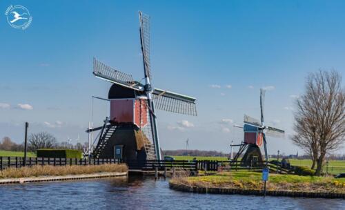 N12 Wipwatermolens met in de verte moderne windmolen